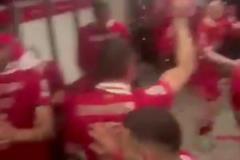 阿諾德社媒曬和隊(duì)友更衣室跳舞慶祝視頻，球迷紛紛留言請留下