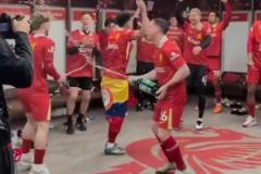 利物浦時(shí)隔5年再奪英超冠軍球員們在更衣室開香檳瘋狂慶祝