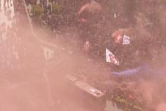 死敵對決！埃弗頓球迷用萬枚藍煙花騙利物浦球迷紅包裝