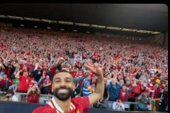 薩拉赫社交媒體曬與球迷自拍合影，笑容燦爛引熱議