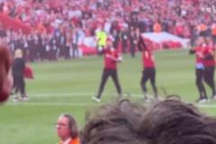 斯洛特三拳，高唱克洛普！球迷：這一刻愛重疊了