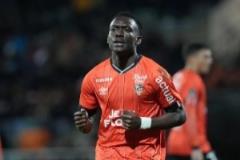 切爾西領(lǐng)跑對洛里昂中場阿瑟-阿沃姆的爭奪戰(zhàn)