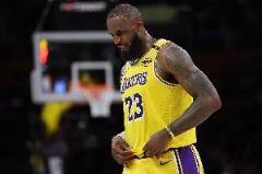 詹姆斯生涯關(guān)鍵戰(zhàn)：15勝13負(fù)，場(chǎng)均33.5分10.4板7.5助1.8斷