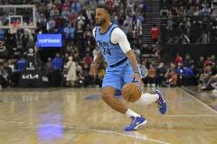 鮑威爾第三節(jié)獨(dú)得11分，14投9中三分6中2砍下24分3板2斷