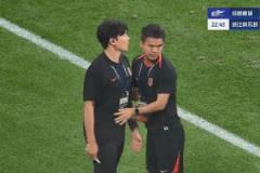 第23分鐘，蓉城助理教練因不滿判罰被裁判黃牌警告