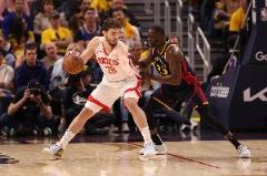 火箭內(nèi)線表現(xiàn)低迷，55次出手僅23中，命中率不足四成