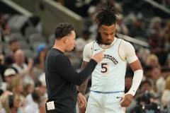 TA記者：米奇看重空間與三分，卡斯?fàn)栠M(jìn)步功不可沒