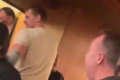 約基奇G1賽后與哥哥們?cè)诙沓蔷瓢蓱c祝 雷霆球迷歡呼六場(chǎng)拿下！