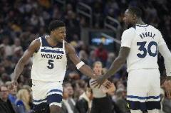 愛德華茲：蘭德爾是真正的領(lǐng)袖，他這樣打球我們很難被擊敗