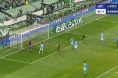 國安禁區(qū)內(nèi)斷球，張玉寧門前空門機會推射打高
