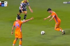 抽象！波爾圖球員伸手指揮解圍，結(jié)果隊友把球踢到他手上被判點球