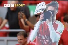 利物浦小球迷舉“厄德高拍照”牌嘲諷對(duì)手：冠軍笑一個(gè)！