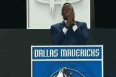 獨行俠抽簽代表布萊克曼抽到狀元簽后笑得前仰后合