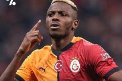 奧斯梅恩雙響助球隊(duì)雙冠，39場(chǎng)35球8助震撼足壇