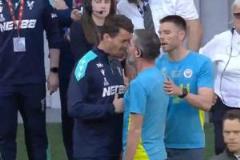 沖突升級(jí)！曼城隊(duì)醫(yī)與水晶宮助教場(chǎng)邊激烈對(duì)峙