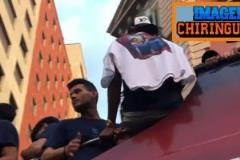 亞馬爾披著梅西洗禮衣服在大巴上，圖中含金量十足