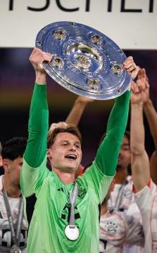 拜仁門將烏爾比希成為歷史上第三位在同一賽季奪得德甲和德乙冠軍的球員