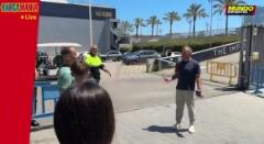 巴薩球員弗里克今日假期仍赴基地備課，耐心花6分鐘與球迷簽名合影