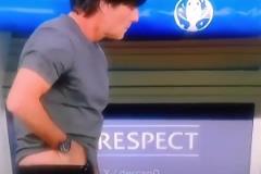 太搞了！外網(wǎng)網(wǎng)友惡搞：原來對手教練是被穆里尼奧“熏”暈了！