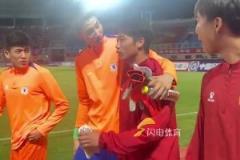 于金永謝文能與老相識(shí)握手互相問候，問候太到位了