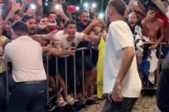 球迷太熱情了！內(nèi)馬爾復出球迷把圍欄都擠倒了！