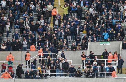 熱刺球迷返程難恐錯過奪冠游行，網(wǎng)友調(diào)侃：我移民西班牙算了