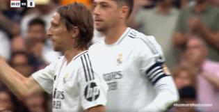 39歲魔笛主場(chǎng)告別戰(zhàn)被換下，克羅斯上前擁抱致敬