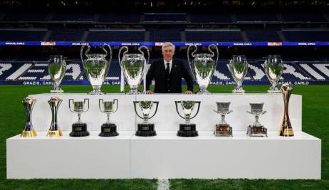 安切洛蒂分享皇馬獲獎(jiǎng)杯合照：永生難忘，為馬德里加油