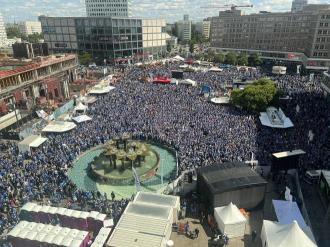 數(shù)萬比勒費(fèi)爾德球迷齊聚柏林亞歷山大廣場，場面震撼