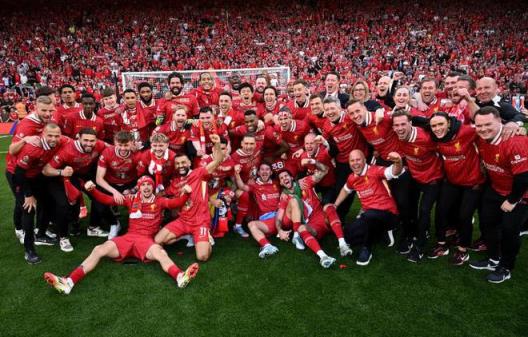 范迪克贊阿蘭-漢森頒發(fā)獎(jiǎng)杯完美，稱其為隊(duì)史頂級(jí)中衛(wèi)之一