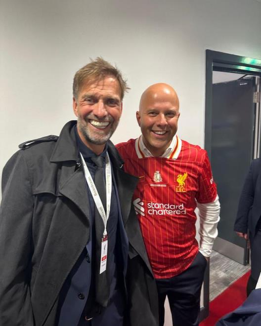 紅軍隊(duì)史兩位英超冠軍主帥同框，克洛普曬與斯洛特合照