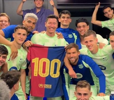 萊萬(wàn)百球里程碑！巴薩贈(zèng)予紀(jì)念球衣致敬傳奇射手