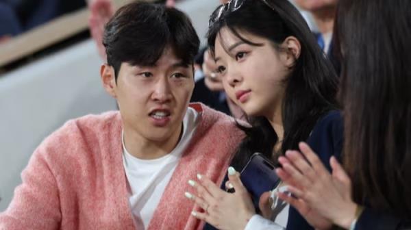 李剛?cè)逝焉矸萜毓猓憾飞郊瘓F(tuán)傳人且持有股份，在法讀研